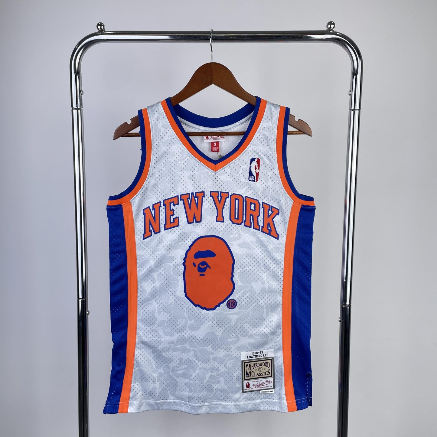Regata Swingman BAPE X New York Knicks Mitchell & Ness Hardwood Classics 1998/99