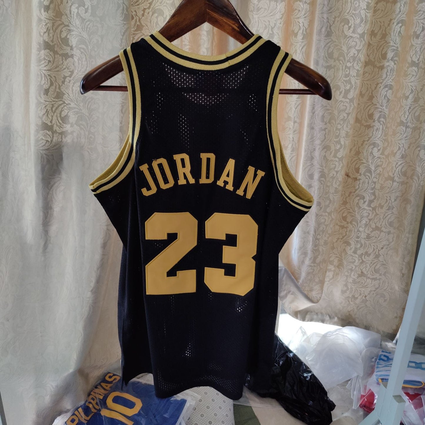 Regata Authentic Chicago Bulls Michael Jordan Championship Black Gold Jersey 1997/98
