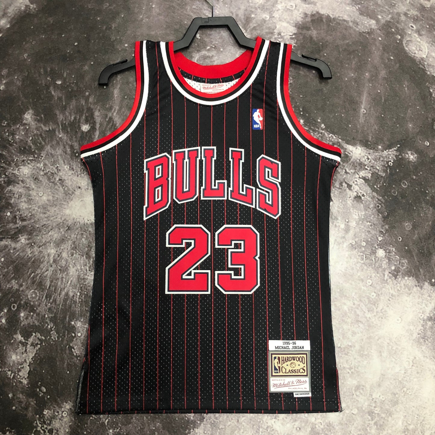 Regata Swingman Chicago Bulls Mitchell & Ness Hardwood Classics 1995/96 Preta/Vermelha