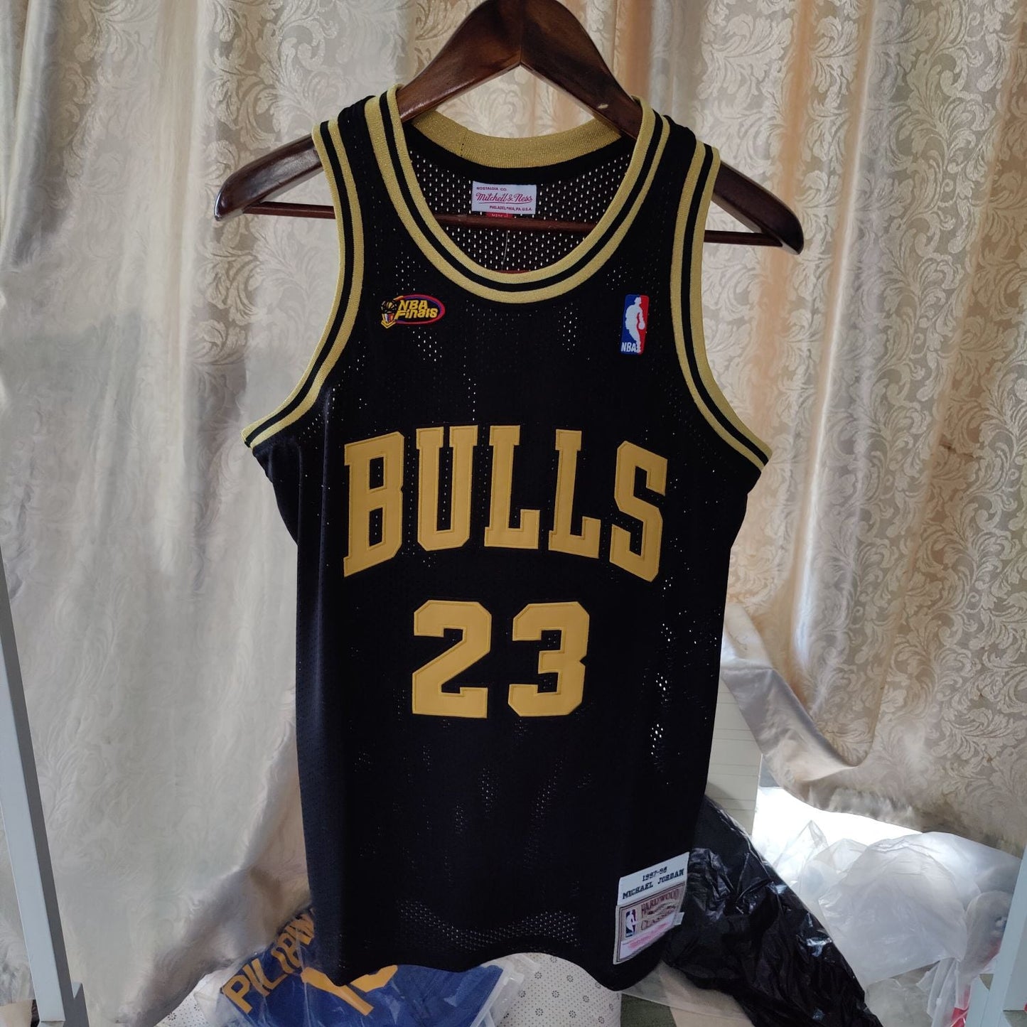 Regata Authentic Chicago Bulls Michael Jordan Championship Black Gold Jersey 1997/98