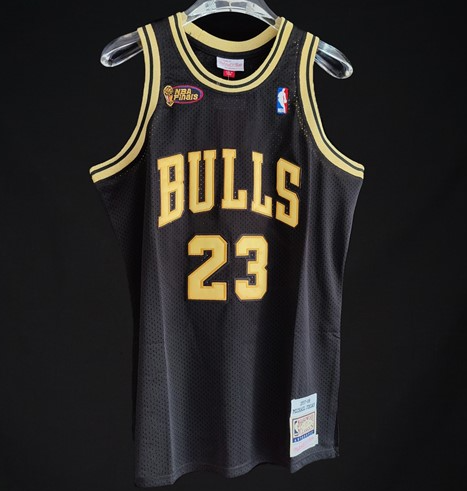 Regata Authentic Chicago Bulls Michael Jordan Championship Black Gold Jersey 1997/98